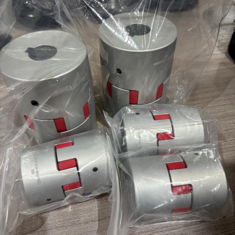 Hợp kim nhôm Khớp nối trục hàm PU Spider Loại bộ vít có rãnh then được tùy chỉnh cho robot